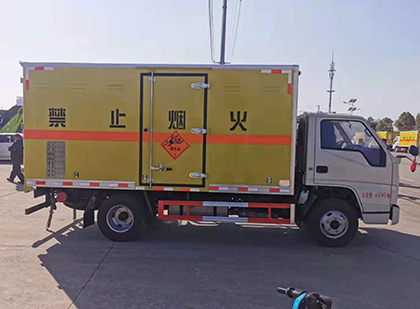 兴化爆破器材运输车技术升级与安全合规新趋势